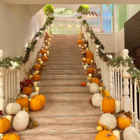 式場内の階段です。季節によって装飾が変わります。