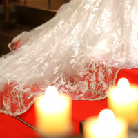 赤い絨毯にドレスが映えます。