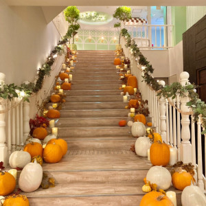 式場内の階段です。季節によって装飾が変わります。|654348さんの宮の森フランセス教会の写真(2029329)