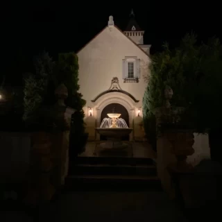 夜の外から見た挙式会場