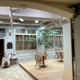 披露宴会場の入口には、自然光が入り込みます