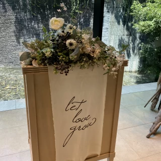 チャペルでの結婚証明書を書くテーブル