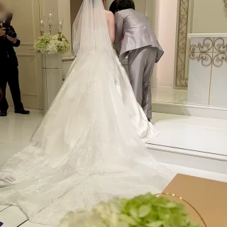 お二人が結婚証明書に記入されています。