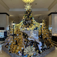 マリオットアソシアホテルのロビーには大きなクリスマスツリー。