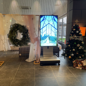 式場入ってすぐ。時期的にロビーはクリスマスの装飾でした。|654829さんのラヴィマーナ神戸の写真(2055082)