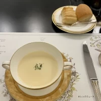 試食したスープとパン