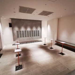 待合室。手紙を読みながら、挙式に向けて気持ちの準備ができる。