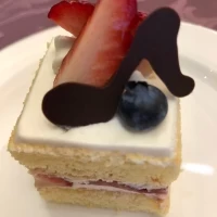 ケーキ。上のチョコレートの形は複数種類あり。
