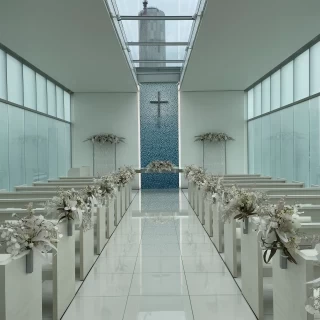 チャペル天井からポートタワーが見えます。