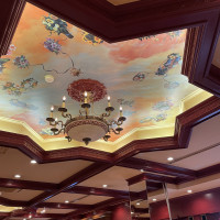 会場ドゥサーラの天井。どこを見ても特別感。