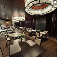 クラシックな雰囲気のレストランで写真奥側に高砂席がくる。