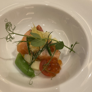 ノルウェーサーモンのミキュイ。甘夏と一緒に食べると爽やか