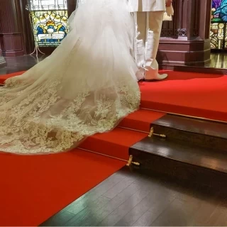 赤い絨毯がドレスが映える