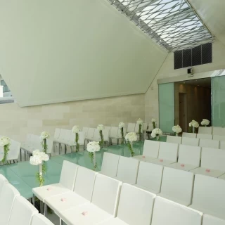 白を基調とした会場