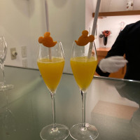 ウェルカムパーティーで提供される搾りたてオレンジジュース