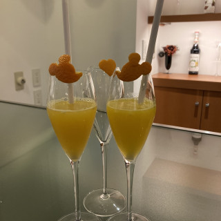 ウェルカムパーティーで提供される、生搾りオレンジジュース