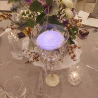 各テーブルのお花が綺麗に光っているのがとても素敵でした。