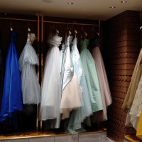 併設の衣装店のカラードレスです。