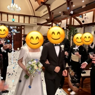 挙式会場でポンポン・フラワーシャワー
