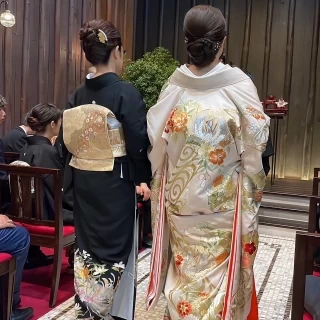 母にお手引きされて新郎のもとへ
