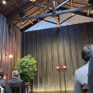 あたたかくて自然光がさしこむ挙式会場