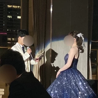新郎新婦入場後カーテンが開けられ夜景が見れる
