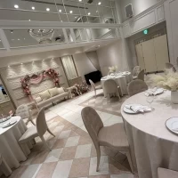 ピンクのお花のアーチやソファが可愛いです。