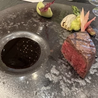 メインのステーキと、トリュフソース