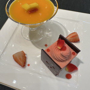 デザートのマンゴープリンとチョコとローズのケーキ。|655551さんのザ・ペニンシュラ東京の写真(1810525)