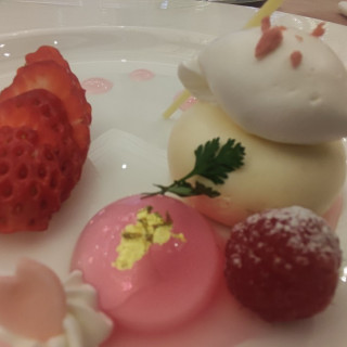 レアチーズのムース、桜ゼリー