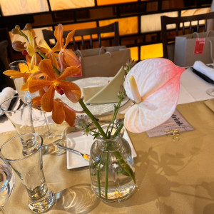 テーブル用　花
花瓶の数やサイズ感も調整していただけます|655566さんのBLANC RIRE大阪（ブランリールオオサカ）●BRASSグループの写真(1878934)