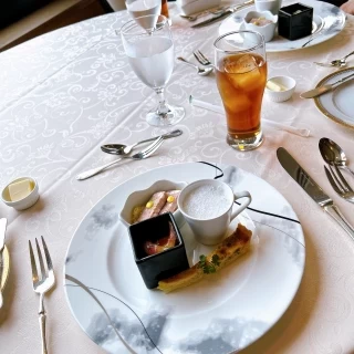 ハーフコースのお料理の並び方がまず美しいです。