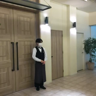 チャペルのドアとドアマンの写真。