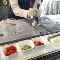 部屋オーキッドの写真。ジェラートバーの実演。