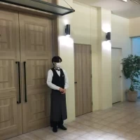 チャペルのドアとドアマンの写真。