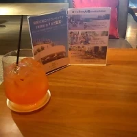 ロビーの待ち合いテーブルと飲み物。