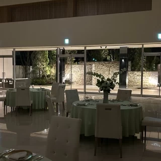 夜の披露宴会場　白