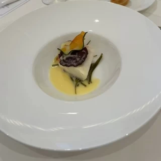 旬魚、海のブイヨン、野菜チップ