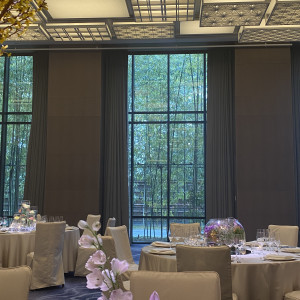 大きな窓のある天井の高い披露宴会場|655895さんのフォーシーズンズホテル京都（Four Seasons Hotel Kyoto）の写真(1766584)