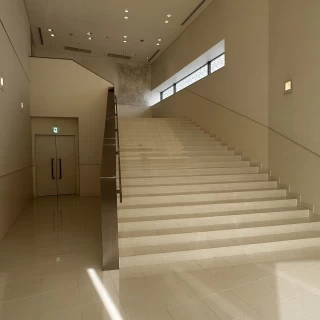 雨天時か自分で選択できるチャペル後の屋内の階段