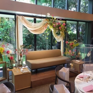 ソファの装花はとてもおしゃれ