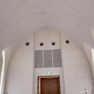 チャペル 天井は高め