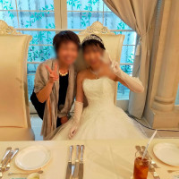 新婦の友人と記念写真