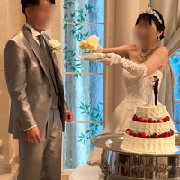 新婦が新郎にケーキを食べさせる