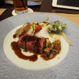 牛フィレ肉のステーキみたいなやつ