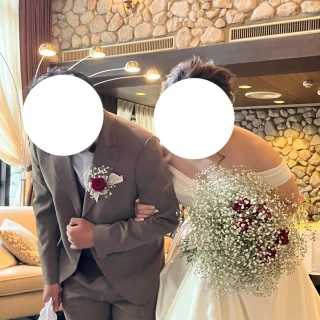 披露宴会場で、ゲストの席へ挨拶。