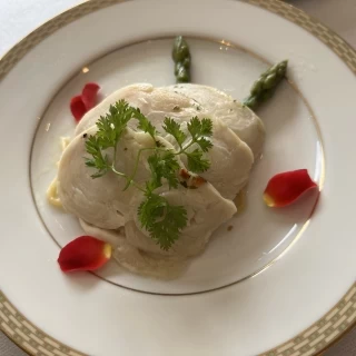 お肉料理の前のペペロンチーノです