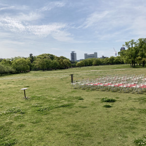 芝生に椅子等を並べてます|656367さんの大阪城西の丸庭園 大阪迎賓館の写真(1794001)