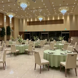 白を基調にした披露宴会場