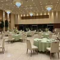 白を基調にした披露宴会場